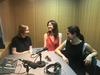 Gostji podkasta sta bili Nadina Štefančič, novinarka Multimedijskega centra (MMC) RTV Slovenija, in Jela Krečič, novinarka Dela, filozofinja in pisateljica. Pogovor je vodila Ivana Novak (na sredini), urednica filmskega programa na Televiziji Slovenija. Foto: MMC RTV SLO