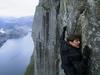 Ethan Hunt je postal z akcijsko dinamiko, osupljivo kinetično koreografijo in iznajdljivim tajnim agentom v težavah resna konkurenca agentu z daljšim stažem, Jamesu Bondu. Foto: Kolosej