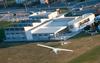 Proizvodna hala podjetja Pipistrel v Ajdovščini. Fotografija je nastala leta 2011, ko je poskusno vožnjo z letalom Virus pred poskusom obleta sveta opravil Matevž Lenarčič. Foto: BoBo/Srdjan Živulović