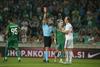 Trenutek, ki bi moral spremeniti potek dogajanja, a se to ni zgodilo. Angleški sodnik Craig Pawson je Martinu Tothu pokazal rdeči karton, toda Spartak je nekaj minut pozneje dosegel nov zadetek in povedel z 0:2. Foto: BoBo