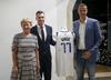 Luka Dončić je Saniju Bečiroviću in Boštjanu Nachbarju, ki se poslavljata od profesionalne košarkarske poti, podaril ekskluziven dres, s kakršnim bo začel svojo prvo sezono pri Dallas Mavericksih. Podaril ga je z željo, da ga na dobrodelni dražbi prodata in izkupiček namenita za pomoč športnim talentom iz projekta Botrstvo. Foto: BoBo