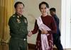 Mjanmarski poveljnik Min Aung Hlaing z mjanmarsko voditeljico Nacionalne lige za demokracijo Aung San Su Či. Foto: Reuters