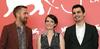 Glavna igralca Ryan Gosling in Claire Foy ter režiser filma Prvi človek Damien Chazelle na rdeči preprogi beneškega filmskega festivala. Foto: EPA
