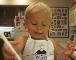 Spoznajte dveletnika s svojo kuharsko oddajo