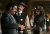 Ian McShane je bil v Deadwoodu nepozaben kot Al Swearengen. Na sliki s Timothyjem Olyphantom, ki je igral šerifa, in W. Earlom Brownom, ki je upodabljal Swearengenovo desno roko. Foto: IMDb