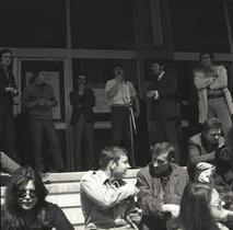 Zasedba Aškerčeve, april 1971. Na stopnicah se pogovarjata študentska aktivista Marjan Vitez in Andrej Ule