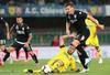 Miha Zajc je bil tudi v nedeljo na tekmi Chievo - Empoli (0:0) med najboljšimi na igrišču. Po srečanju je nekaj besed izmenjal tudi z Valterjem Birso in Boštjanom Cesarjem, ki ju ni več v reprezentanci. Foto: EPA