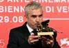 Zlatega leva za najboljši film na 75. Mostri je dobila črno-bela drama Roma mehiškega režiserja Alfonsa Cuarona. Gre za pretežno avtobiografsko stvaritev in kot je povedal Cuaron na podelitvi, je ta film poklon ženskam, ki so ga vzgojile. Foto: EPA