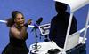 Serena Williams je imela veliko povedati portugalskemu sodniku Carlosu Ramosu. Ni prvič, da je na Odprtem prvenstvu ZDA izgubila živce. Leta 2011 je prav tako v finalu sodnici Evi Asderaki zabrusila, da je globoko v sebi grda oseba, leta 2009 (v polfinalu) pa je linijski sodnici celo zagrozila, da bi ji žogico najraje porinila v grlo. Foto: Reuters