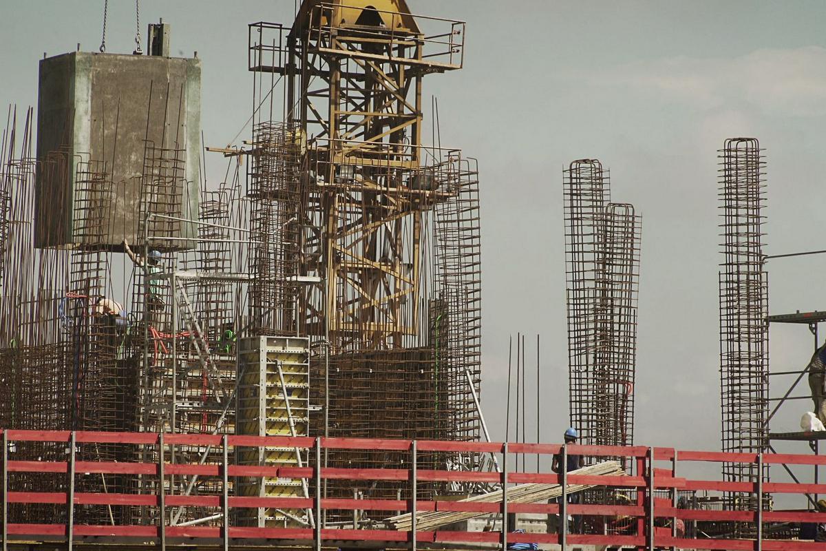V filmu Fundamenti režiser skozi kuhinjsko okno leto dni spremlja gradnjo luksuznega hotela. Foto: EnaBanda V filmu Fundamenti režiser skozi kuhinjsko okno leto dni spremlja gradnjo luksuznega hotela. Foto: EnaBanda