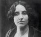 Zofka Kveder (1878-1926) se v zgodovino ni zapisala le kot prva slovenska pisateljica in ena izmed zgodnjih slovenskih feministk, temveč je bila dejavna tudi na področju novinarstva. Foto: Arhiv NUK