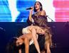Dua Lipa nadaljuje svojo turnejo po Kitajskem. Evropski del turneje pa je končala v Berlinu na festivalu Lollapalooza. Po nastopu je tudi zapisala, da se bo vrnila v Evropo, ko bo posnela svoj nov album. Foto: Getty Images