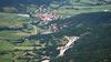 Pogled na Podnanos s staro cesto skozi vas in gradbišče hitre ceste (desno). Foto: Wikipedia/Ljuba Brank