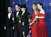 Ekipa Amazonove serije Čudovita ga. Maisel, ki je pobrala večji del nagrad v kategoriji najboljše komične TV-serije na letošnji podelitvi emmyjev. Foto: EPA