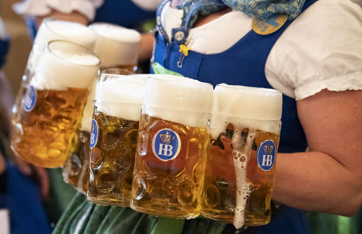 Letos je Združenje slovenskih pivovarn k zaznamovanju praznovanja spodbudilo vse svoje člane, pa tudi nečlane, zainteresirane lastnike pivnic ter drugih gostinskih lokalov, ki točijo pivo. Foto: EPA Letos je Združenje slovenskih pivovarn k zaznamovanju praznovanja spodbudilo vse svoje člane, pa tudi nečlane, zainteresirane lastnike pivnic ter drugih gostinskih lokalov, ki točijo pivo. Foto: EPA