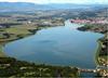 Obvoznico je po ekonomski oceni infrastrukturnega ministrstva gospodarneje zgraditi južno od Ptujskega jezera, delno tudi po območju Nature 2000. Foto: Danijel Poslek