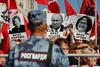 Nasprotniki pokojninske reforme so v predsednikovem uradu vložili peticijo, v kateri zahtevajo opustitev reforme. Foto: Reuters