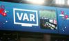 VAR nadaljuje zmagoviti pohod. Po dobrem sprejetju javnosti med SP-jem v Rusiji so ga že posvojile nekatere velike evropske lige, zdaj pa tudi Uefa, ki je sicer nasprotovala uvajanju videosodnikov in je prisegala na dodatne sodnike za golom. Foto: Reuters