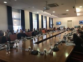 Svetniki protestno zapustili sejo, medtem pa v knjižnici po novem tudi brez gretja...