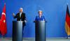 Recep Tayyip Erdogan in Angela Merkel na novinarski konferenci v Berlinu. Erdogan je prišel v Nemčijo krpat precej načete odnose med državama. Foto: Reuters