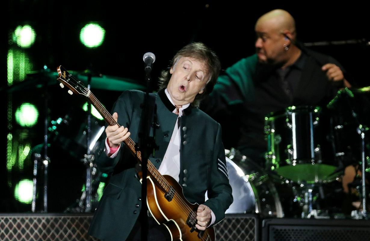 McCartney je v nedavnem intervjuju razkril, da je John Lennon v življenju pohvalil eno samo pesem, ki jo je napisal - to je bila Here, There and Everywhere z albuma Revolver. Foto: Reuters