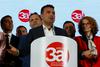 Makedonski premier Zoran Zaev bo v torek začel pogovore z opozicijo o dvotretjinski podpori za spremembo ustave, ki je potrebna za uresničitev sporazuma z Grčijo. Če dogovora ne bo, bi lahko razpisal predčasne volitve. Foto: Reuters