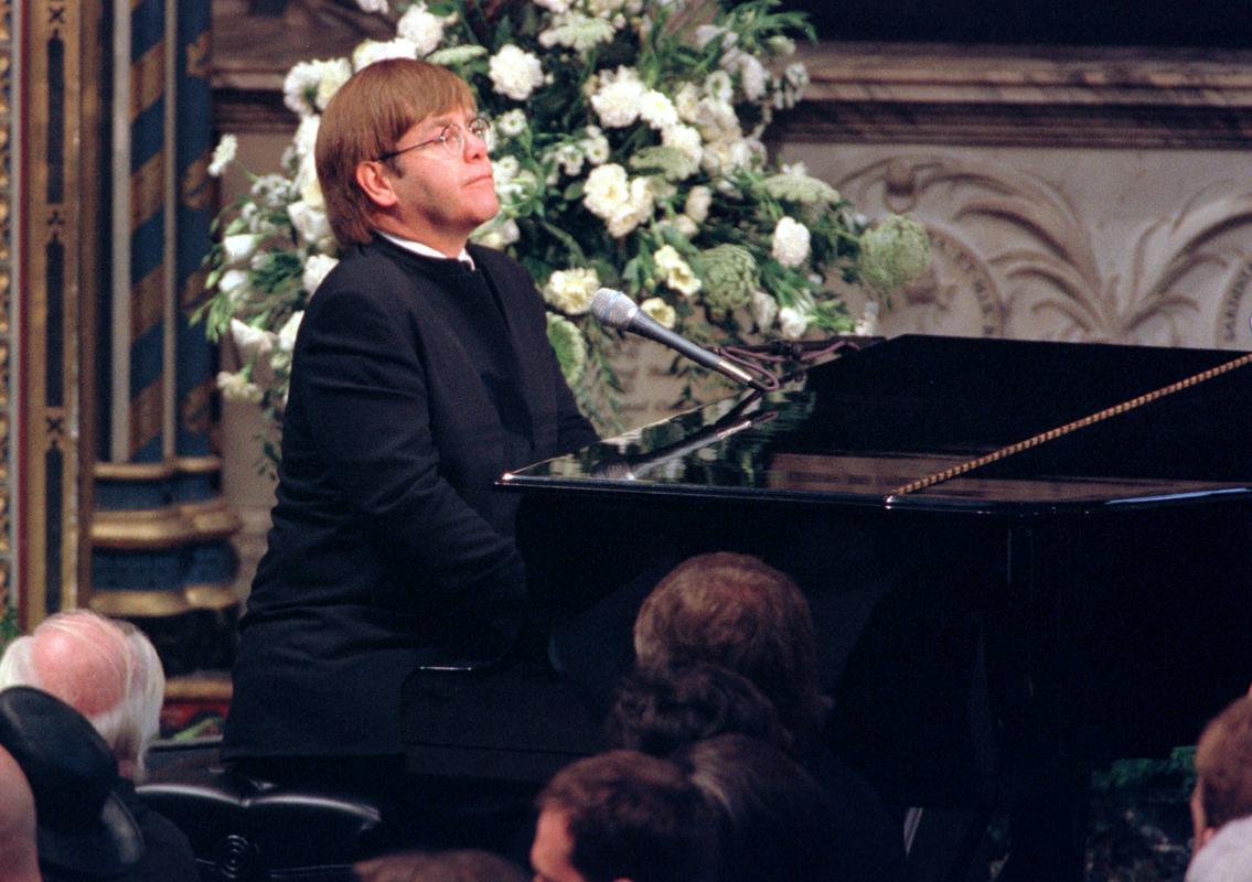 Elton John je bil tesen prijatelj Elton John je bil tesen prijatelj