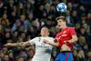 19-letni in 190 cm visoki Jaka Bijol je v torek zvečer navdušil na stadionu Lužniki. Na fotografiji je dobil zračni dvoboj s Tonijem Kroosom. Foto: Reuters