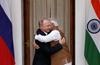 Vladimir Putin in Narendra Modi z najnovejšimi dogovori demonstrirata neodvisnost od Washingtona in Pekinga. Modi ob tem tvega uvedbo ameriških sankcij, Putin pa zamero Kitajske. Foto: Reuters