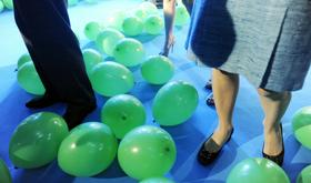 Z zelenimi baloni v podporo bolnikom s cerebralno paralizo
