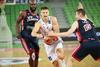 Blaž Mesiček se prebija skozi trdo francosko obrambo. Mesiček je bil s 17 točkami najboljši strelec Olimpije. Foto: www.alesfevzer.com