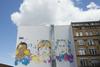 Gentrifikacija v Berlinu se odvija po istem vzorcu, kot ga poznata na primer London in New York. Določeni predeli mesta s prihodom umetniške scene postanejo trendovski, cene nepremičnin poskočijo in umetniki si posledično tam ne morejo več privoščiti strehe nad glavo. Foto: EPA