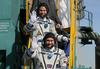 Ruski kozmonavt Aleksej Ovčinin in ameriški astronavt Nick Hague pred vkrcanjem na Sojuz. Rus in Američan bi morala šest ur potovati na Mednarodno vesoljsko postajo ISS, a se je njuna pot hitro končala. Foto: Reuters