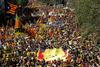 Leto dni po referendumu o neodvisnosti, ki sta ga Madrid in špansko ustavno sodišče vnaprej razglasilo za nezakonitega, so se okrepili protesti v Kataloniji. Po sporih se je poenotila tudi sicer ideološko in programsko zelo pisana koalicija katalonskih osamosvojiteljev, ki so pri tem za potrebno večino za sprejetje sporne resolucije pridobili še dodatno podporo. Foto: Reuters