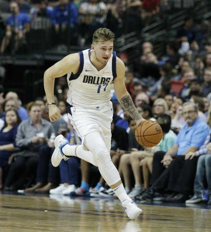 Luka Dončić v povprečju dosega več kot 20 točk, pet podaj in šest skokov na tekmo, kar je do zdaj v prvi sezoni uspevalo le še Michaelu Jordanu in Oscarju Robertsonu. Foto: AP Luka Dončić v povprečju dosega več kot 20 točk, pet podaj in šest skokov na tekmo, kar je do zdaj v prvi sezoni uspevalo le še Michaelu Jordanu in Oscarju Robertsonu. Foto: AP