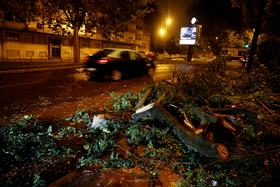Portugalsko dosegla tropska nevihta. Lažje ranjenih 27 ljudi.