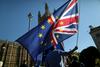 Britanski poslanci iz različnih političnih strank so v ponedeljek v uradu britanske premierke Therese May vložili peticijo za izvedbo drugega referenduma o brexitu, pod katero se je podpisalo več kot milijon ljudi. Foto: Reuters