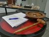Čeprav je bilo nekaj predmetov prodanih za nekoliko višje vsote, pa je večina ponujenih artiklov v roke novih lastnikov romala za okoli 20 evrov. Foto: MMC RTV SLO/Miha Zavrtanik