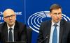 Evropski komisar za gospodarske in finančne zadeve Pierre Moscovici in podpredsednik Evropske komisije Valdis Dombrovskis na novinarski konferenci v Evropskem parlamentu v Strasbourgu. Foto: EPA