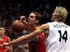 Pau Gasol in Dirk Nowitzki iz evropskega prvenstva 2001. Pau Gasol je v prvi sezoni dosegel 17,6 točke, Nowitzki pa 8,2. Foto: EPA