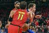 Luka Dončić je predvsem v prvem polčasu zasenčil Traeja Younga v obračunu odličnih novincev Lige NBA. Foto: Reuters