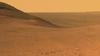 Opportunity je na sosednjem planetu pustil za 45,16 kilometra takšnih sledi. Število se bo najbrž tu ustavilo. Prizor je bil sicer posnet junija lani ob kraterju Endeavor. Foto: NASA/JPL-Caltech/Cornell/Arizona State Univ.