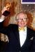 Billy Wilder velja za enega najbolj cenjenih in mnogostranskih cineastov hollywoodske zlate dobe. Med njegovimi najbolj znanimi filmi so Nekateri so za vroče, Izgubljeni vikend in Sunset Boulevard, Apartma pa mu je leta 1961 kot prvemu prinesel tri oskarje za isti film – kot producentu, režiserju in scenaristu. Na fotografiji s častnim zlatim medvedom Berlinala leta 1993. Foto: EPA