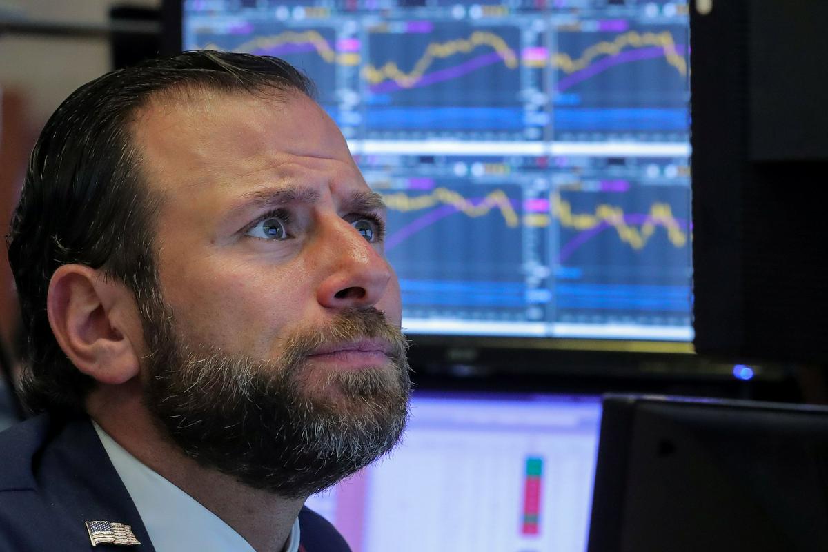 December je bil na borzah v New Yorku zelo nemiren, indeksi so nihali tako divje kot kakšne kriptovalute. V zadnjem tednu je kljub hudemu ponedeljkovemu padcu Dow Jones vseeno porasel za 2,8 odstotka, tehnološki Nasdaq pa kar za štiri odstotke. Foto: Reuters Foto: