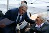Razkritja Michaelove zvezde na Pločniku slavnih se je udeležil tudi njegov oče Kirk Douglas. Foto: Reuters