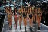 V 'standardni postavi' sta manjkali Alessandra Ambrosio, ki se je lani po 12 letih poslovila, in noseča Lily Aldridge. Foto: Reuters