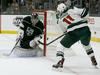 Zach Parise je bil s podajo in zmagovitim golom junak dvoboja Los Angeles - Minnesota. Wild z izkupičkom 9-2-4 zaseda visoko 2. mesto v Centralni diviziji, medtem Kingsi s 5-1-9 ostajajo trdno na dnu Pacifika. Foto: Reuters