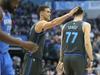 Luka Dončić ni navduševal le gledalcev, ampak tudi svoje soigralce. Takole ga je po eni izmed uspešnih akcij pohvalil Dwight Powell. Foto: AP