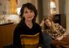 Assayas tudi tokrat Juliette Binoche nameni vlogo igralke, ki se spopada s tem, da ni več najmlajša. A za razliko od filma Oblaki nad Sils Mario je Selena v Dvojnih življenjih glede tega skrajno nonšalantna. Foto: LIFFe