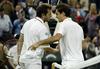 Julien Benneteau in Roger Federer sta oba rojena leta 1981. Federer je dobil šest od osmih medsebojnih obračunov. Foto: Reuters